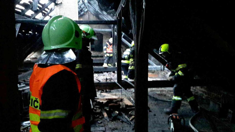 Nedělní ranní požár domu v Bílovicích si vyžádal čtyři zraněné, škoda je 1 milion korun. Dalším 11 osobám zajistila radnice náhradní ubytování.