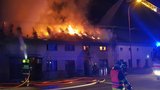 Ranní požár na Vyškovsku: Střecha lehla popelem, ohroženo bylo osm lidí i vyděšená zvířata 