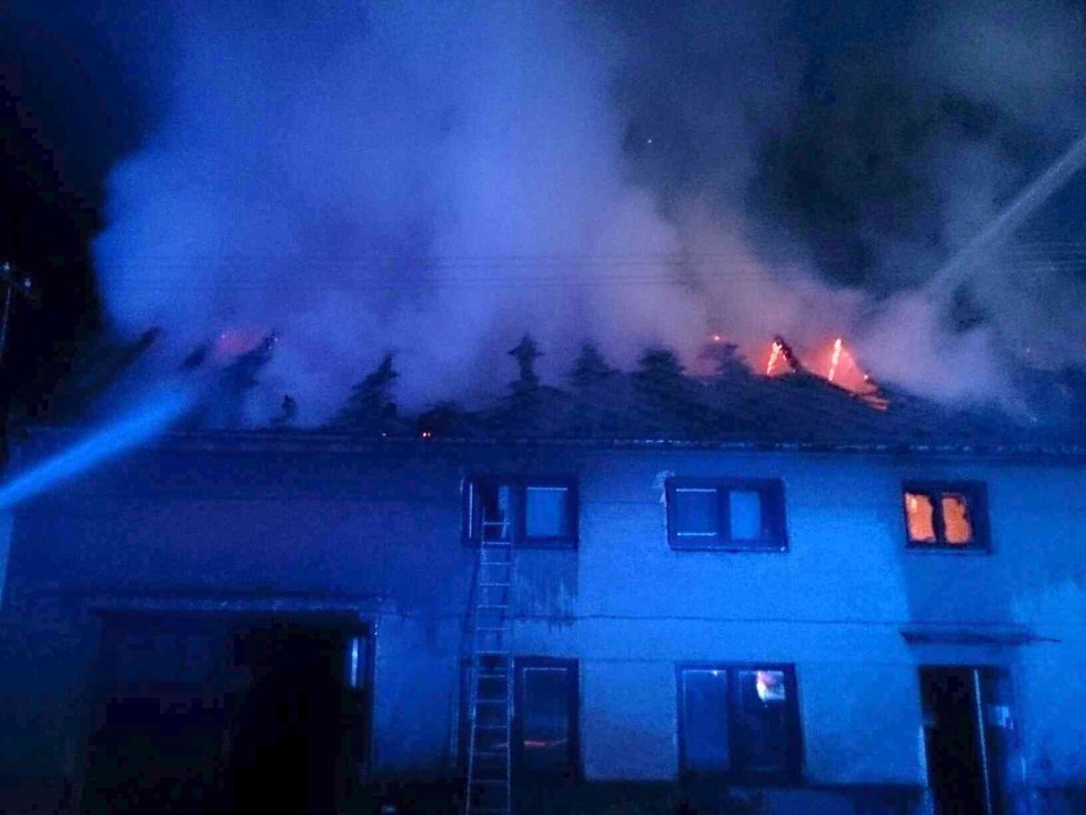 Hasiči ve středu 10. října kolem 4té hodiny ráno hasili střechu rodinného domu v Drysicích na Vyškovsku.