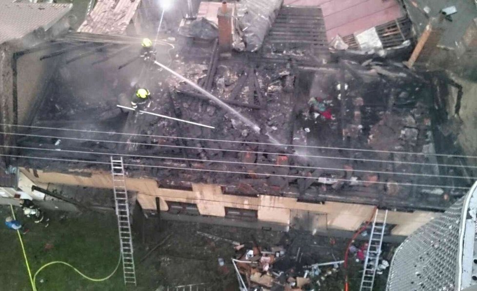 Hasiči ve středu 10. října kolem 4té hodiny ráno hasili střechu rodinného domu v Drysicích na Vyškovsku.