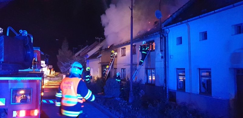 Záchranáři u požáru rodinného domu zkontrolovali 8 lidí, naštěstí všichni byli v pořádku.