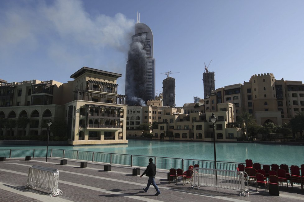 Požár v luxusním hotelu Address Downtown v centru Dubaje den poté: Doutnající mrakodrap