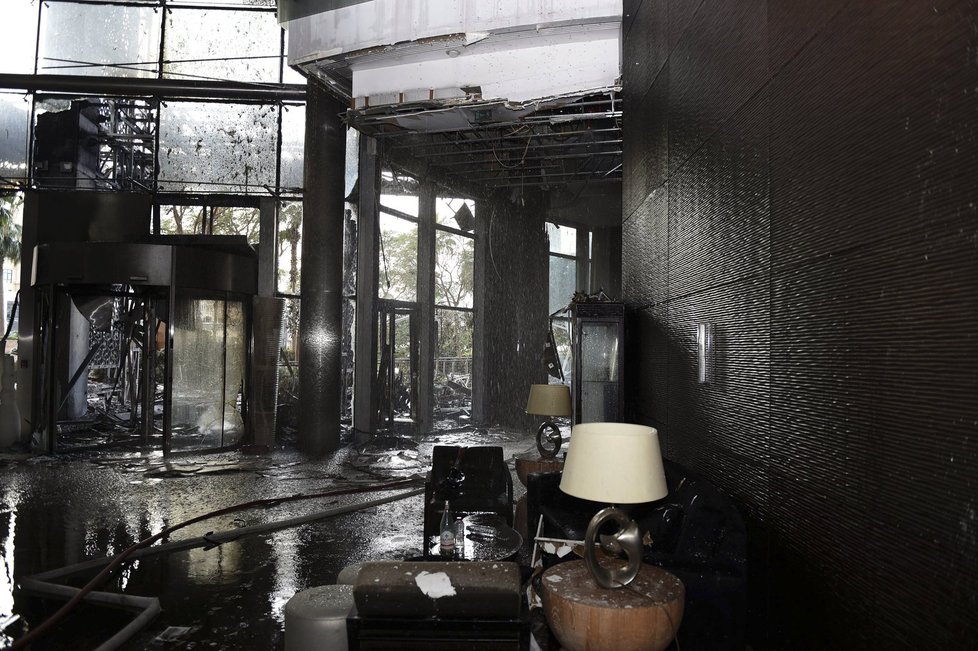 Pohled do nitra spáleného hotelu v Dubaji