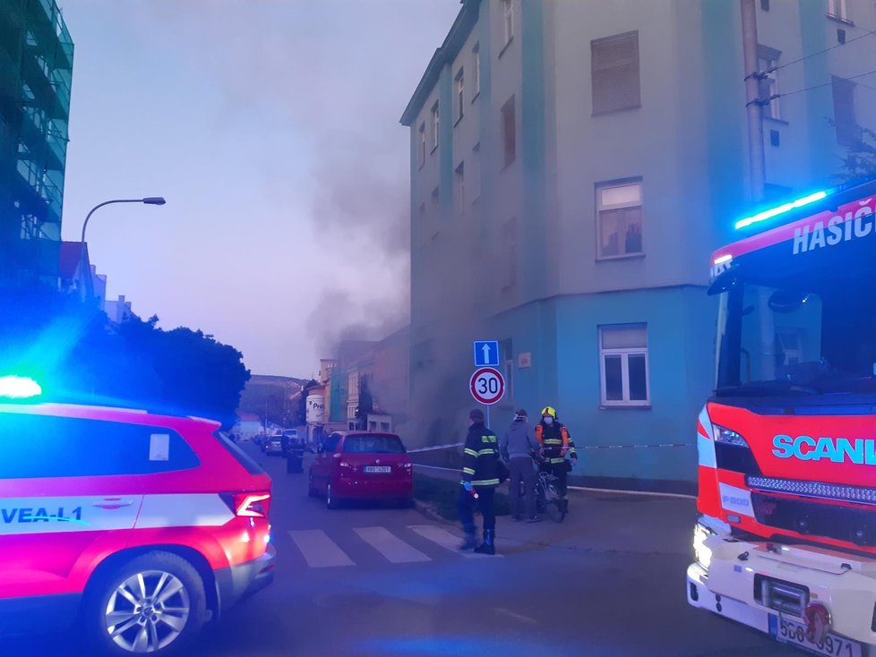 Při požáru sklepních kójí na Jugoslávské ulici v Brně se nadýchalo kouře šest lidí.