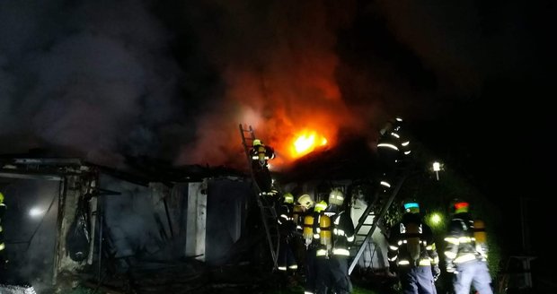 Požár domu v ulici Na Slatinách v Praze, při kterém hořelo i auto v garáži.