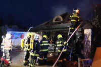 Mohutný požár u Prahy! Hořel dům v Jesenici, škoda 5,5 milionu