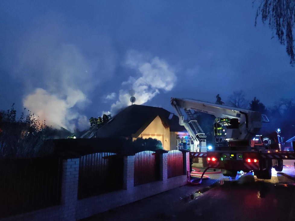 Požár rodinného domu v Jesenici u Prahy, 20. ledna 2020.