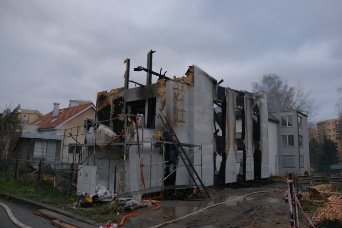 Novostavba v Družební ulici v Kopřivnici začala hořet z neznámých důvodů. Byla tak poničená, že se musela zbourat.