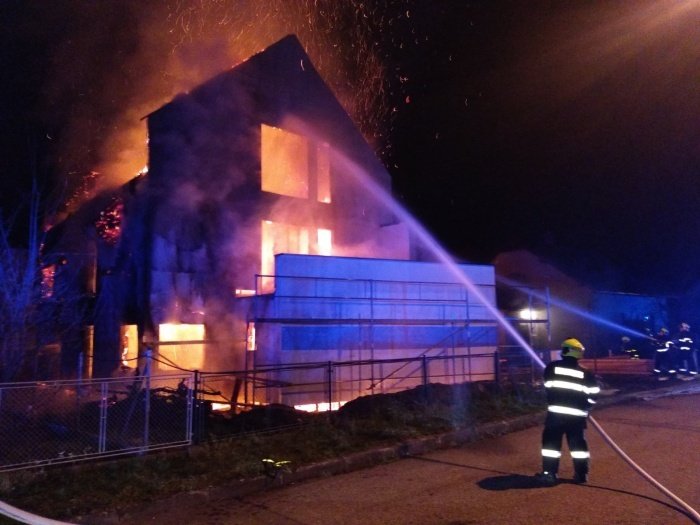 Novostavba v Družební ulici v Kopřivnici začala hořet z neznámých důvodů. Byla tak poničená, že se musela zbourat.