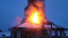 Střecha nad hlavou shořela rodině v v Dolních Marklovicích na Karvinsku. Rodině pomáhal psycholog.