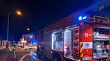 Domu vzplála střecha: Požár v Praze 4 způsobila jiskra z komína a silný vítr