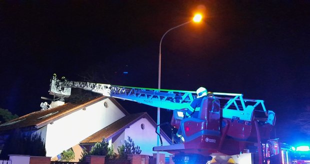 Hasiči vyjížděli k požáru domu v Praze 4. Vzplála střecha, kterou zapálila jiskra z komína.