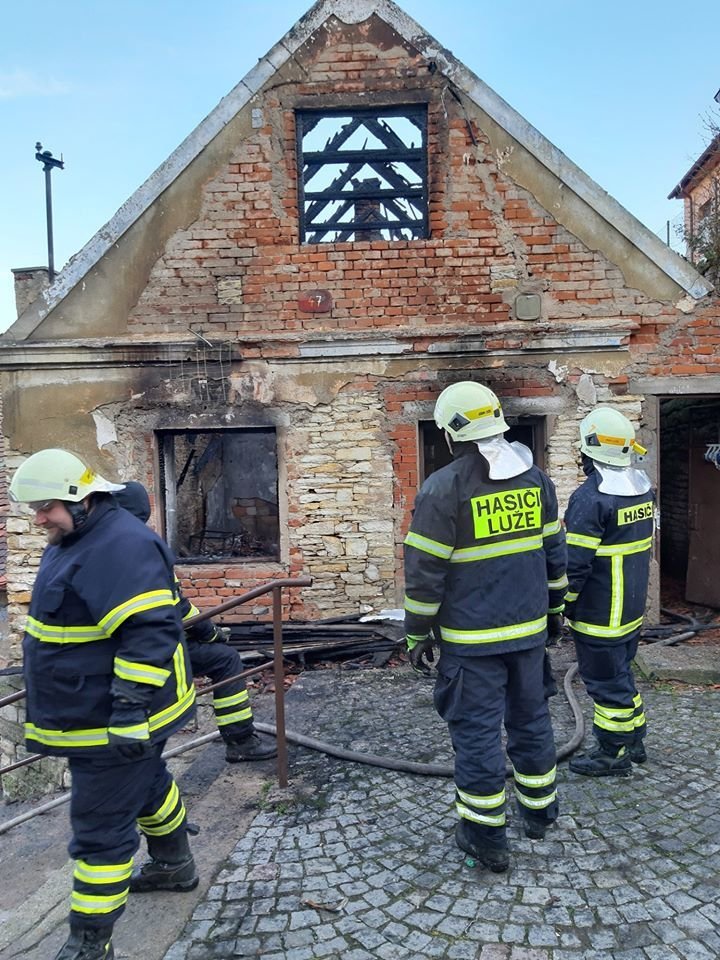 Pětičlenná rodina přišla o střechu nad hlavou.