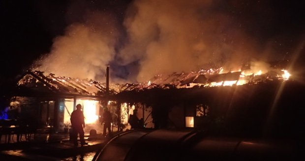 Dům v Ostravě začal hořet ve tři ráno. Žena stihla utéci, škoda se odhaduje na 10 milionů.