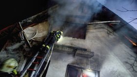 Mohutný požár zachvátil ve středu večer rodinný dům v Kunčicích pod Ondřejníkem na Frýdecko-Místecku.