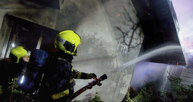 Mohutný požár zachvátil ve středu večer rodinný dům v Kunčicích pod Ondřejníkem na Frýdecko-Místecku.