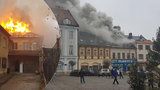 Ohnivé peklo ve Dvoře Králové: V historickém centru hoří střecha domu