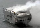 U Nizozemska hoří loď s 498 elektromobily! Boj s ohněm hasiči zatím prohrávají