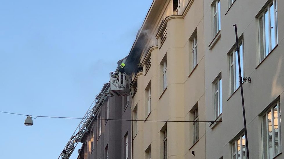 V ulici U Smaltovny na území Prahy 7 kvůli požáru bytu proběhla evakuace.