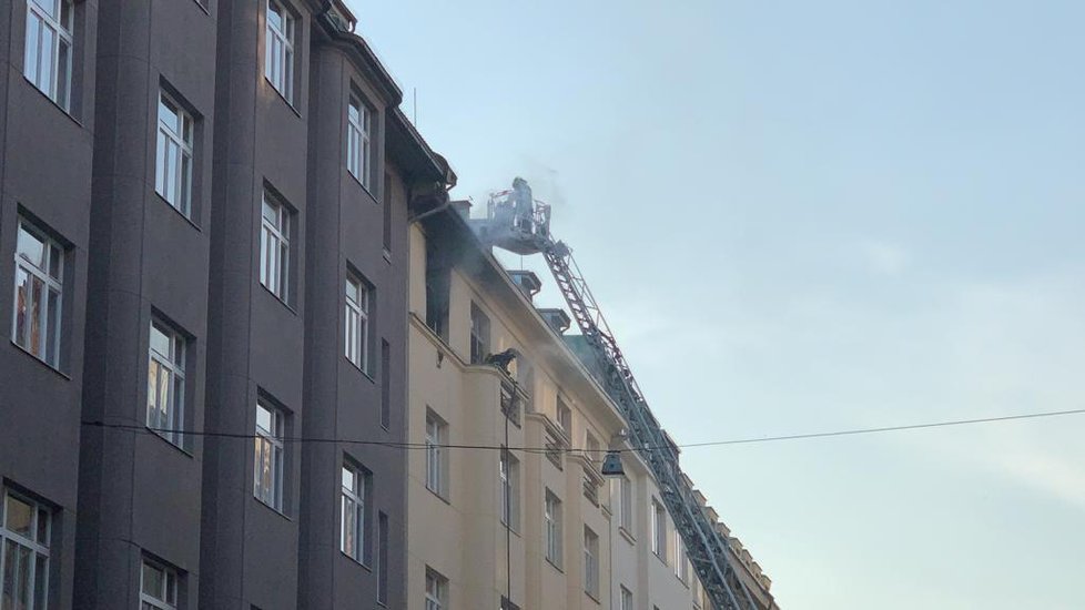 V ulici U Smaltovny na území Prahy 7 kvůli požáru bytu proběhla evakuace.