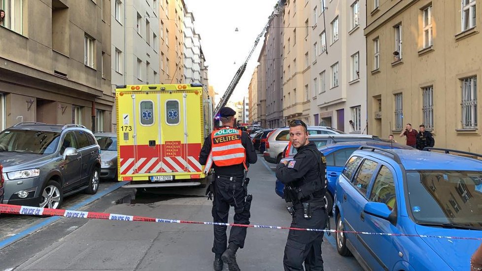 V ulici U Smaltovny na území Prahy 7 kvůli požáru bytu proběhla evakuace.