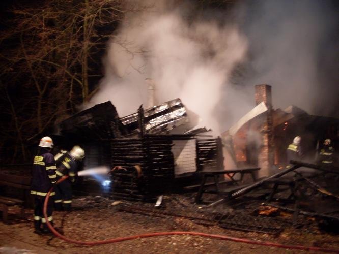 2013 – Indiánovi shořel srub. Ranč začal hořet brzy ráno.