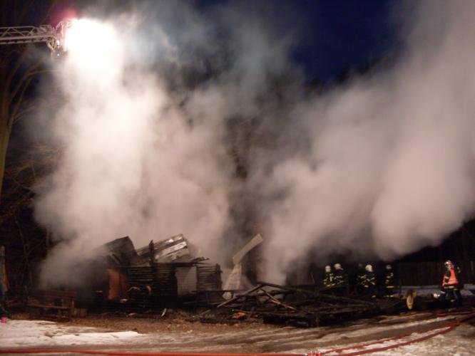 Před příjezdem hasičů se požár rozšířil i na objekt s restaurací a obytnou částí.