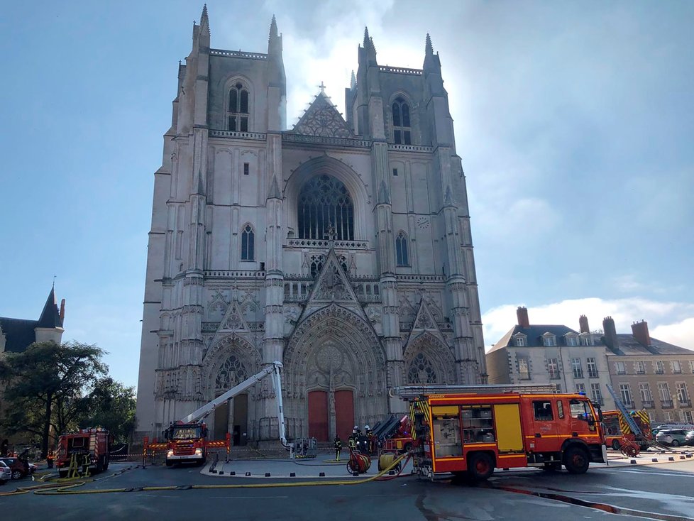 V západofrancouzském Nantes hoří gotická katedrála z přelomu 15. a 16. století