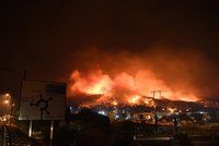 Obrovský požár na jihu Francie spálil domy a továrny: Policie drží podezřelého žháře