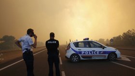 S požárem na jihu Francie bojovalo na 1800 hasičů.
