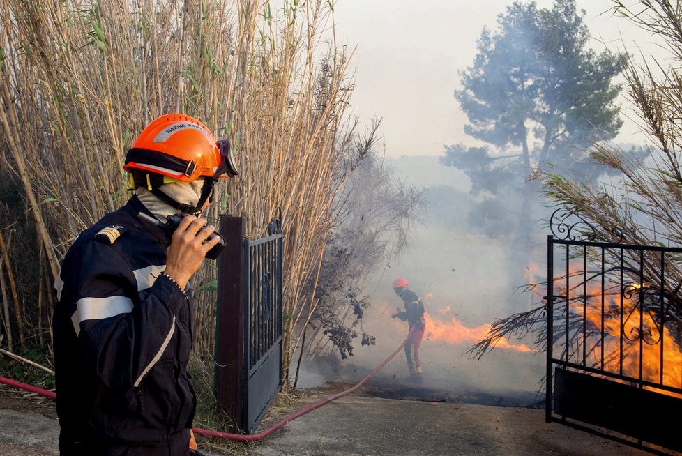 S požárem na jihu Francie bojovalo na 1800 hasičů.