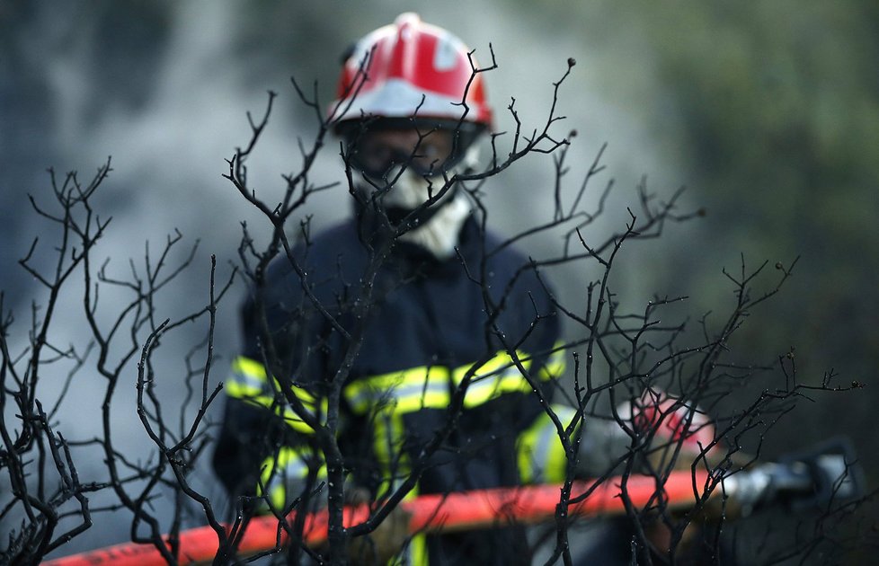 S požárem na jihu Francie bojovalo na 1800 hasičů.