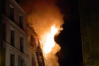 Osm lidí uhořelo při děsivém požáru v Paříži. Mezi oběťmi jsou i dvě děti