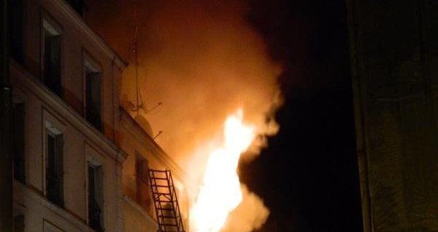 Požár činžovního domu v Paříži, při kterém zemřely i děti