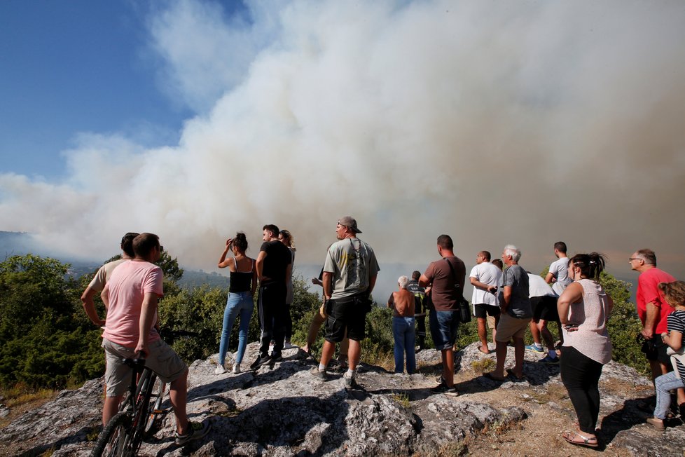 Požár ve Francii. Bylo evakuováno na 10 tisíc lidí.