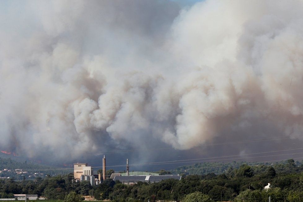 Požár ve Francii. Bylo evakuováno na 10 tisíc lidí.