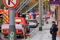 Požár ve vnitrobloku na Vinohradech: Hasiči zachraňovali lidi po žebříku!