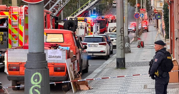 Požár ve vnitrobloku na Vinohradech: Hasiči zachraňovali lidi po žebříku!