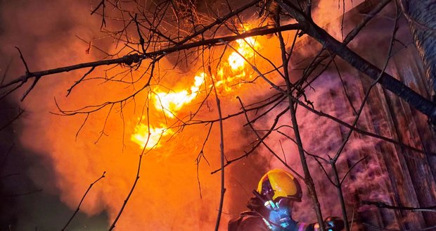 Kebakaran di barak tak berpenghuni di Frýdlant nad Ostravicí hampir mencekik keluarga di rumah sebelahnya. Kebakaran di barak tak berpenghuni di Frýdlant nad Ostravicí hampir mencekik keluarga di rumah sebelahnya.