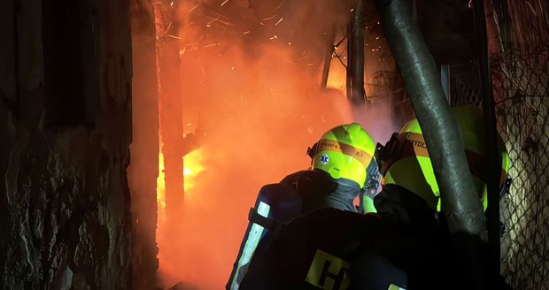 Požár neobydleného baráku ve Frýdlantu nad Ostravicí málem zadusil rodinu ve vedlejším domě.