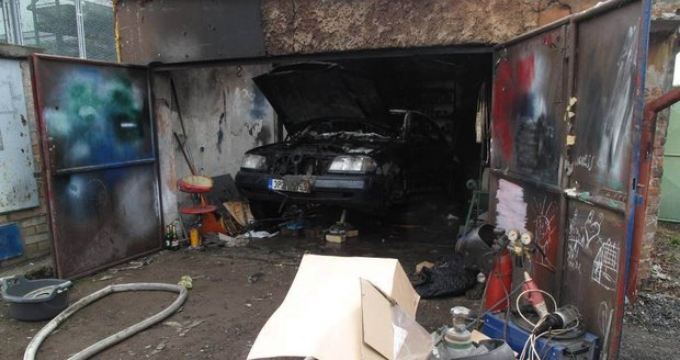 V garáži začalo hořet auto, vedle něj stála svářecí souprava a plynové lahve.