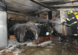 Ve středu večer hořelo v jedné z modřanských garáží. Nejvíce požárem utrpěl zaparkovaný luxusní Chevrolet.