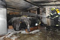 Oheň v garáži se podepsal na zaparkovaném chevroletu: Škody jsou půlmilionové