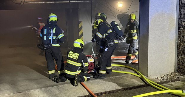 Hasiči zasahovali u požáru osobního automobilu v podzemních garážích bytového domu. Z místa bylo evakuováno 14 lidí. Probíhalo také odvětrávání garážových prostor.