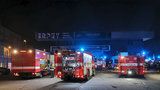 Noční požár na Smíchově: Hořela sportovní hala, škody půjdou do milionů