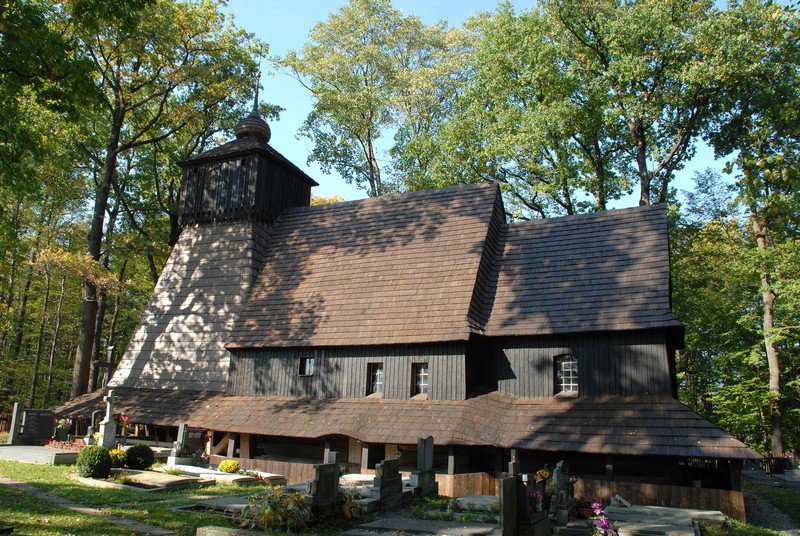 V třinecké části Guty v noci shořel dřevěný kostel z 16. století. Významná historická památka byla prakticky zničena. Škody půjdou do desítek milionů.