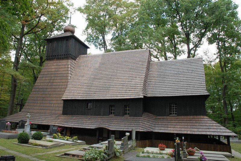 V třinecké části Guty v noci shořel dřevěný kostel z 16. století. Významná historická památka byla prakticky zničena. Škody půjdou do desítek milionů.