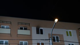 Ze zakouřeného bytu v paneláku v Příboře hasiči vyvedli zraněného muže (35) a devět dalších lidí evakuovali.