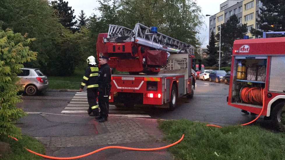 Hasiči ve večerních hodinách zasahovali u požáru na Hájích.