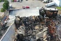 Dopady požáru haly v Uhříněvsi přetrvávají: Voda z třídenního hašení kontaminovala už tři rybníky
